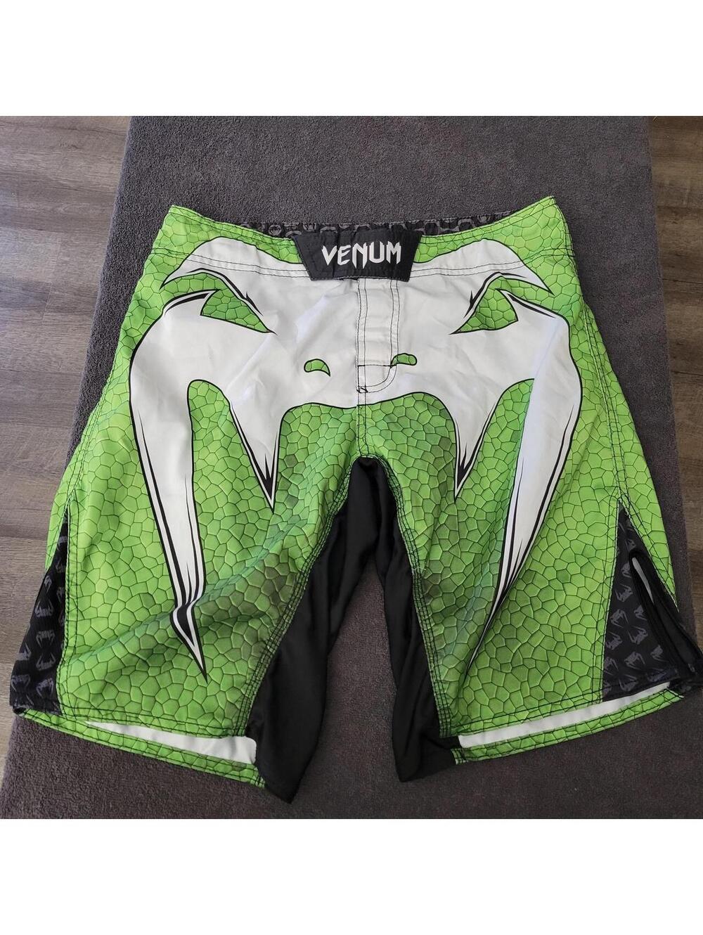 Venum MMA Fight Shorts Men’s Small Green Snakeskin Reptile Fightwear